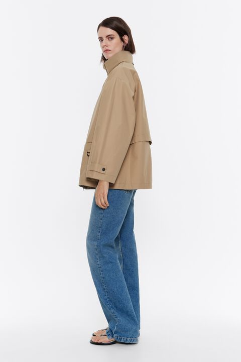 Gabardina línea A corta camel Gabardina línea A corta camel