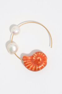 Pendientes aro perlas y caracola cer&aacute;mica