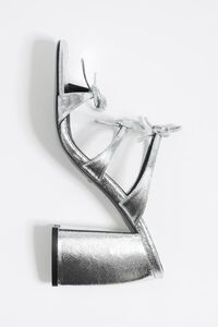 Sandalia tac&oacute;n piel plateada