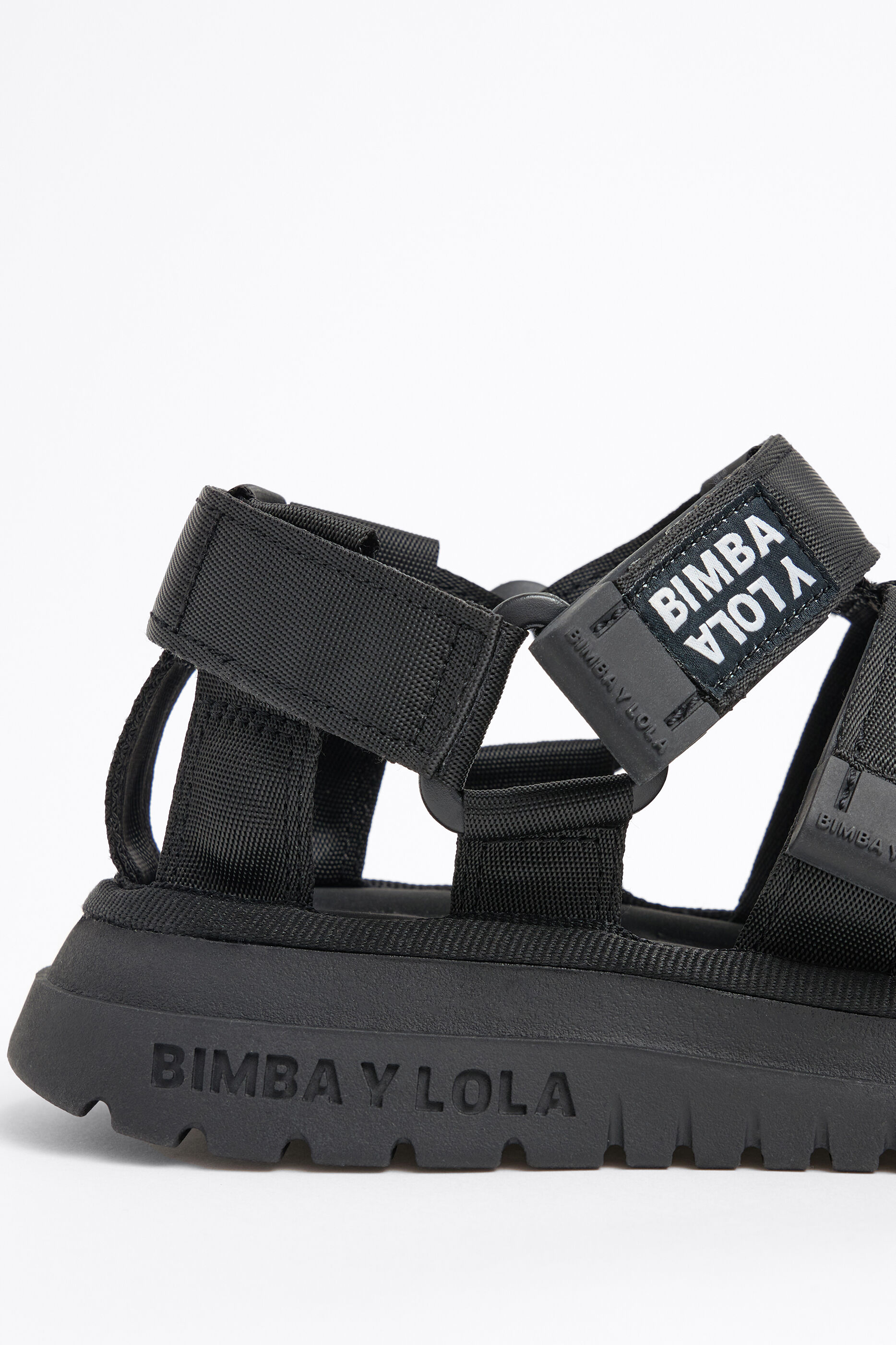 Coming soon Sandalia plataforma hebillas piel negra $ 149.000 $ 119.200  Sandalia deportiva negra $ 134.000 $ 107.200 Sandalia plataforma negra $  119.000 $ 95.200 Sandalia plataforma Animal print $ 119.000 $ 95.200  Sandalia plataforma verde 
